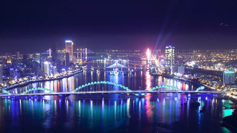 Đèn LED nghệ thuật bên cầu sông Hàn thơ mộng